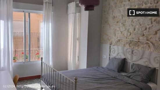 Se alquila habitación en piso de 4 dormitorios en Sant Blai, Alicante - ALICANTE