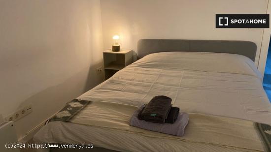 Se alquila habitación en piso de 4 dormitorios en Tetuán, Madrid - MADRID