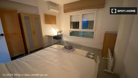 Se alquila habitación en piso de 4 dormitorios en Tetuán, Madrid - MADRID