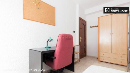 Habitación luminosa para alquilar en un apartamento de 3 dormitorios con aire acondicionado en el P