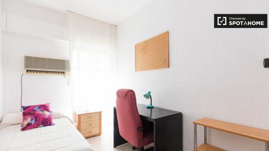 Habitación luminosa para alquilar en un apartamento de 3 dormitorios con aire acondicionado en el P