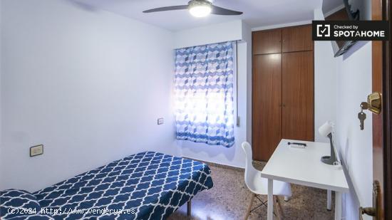 Se alquila habitación en piso de 5 dormitorios en Valencia - VALENCIA