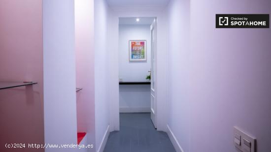 Se alquila habitación en piso de 8 habitaciones en Valencia - VALENCIA