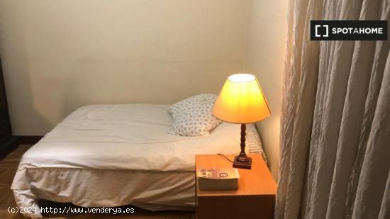 Cómoda habitación en alquiler en apartamento de 5 dormitorios en Chamberi - MADRID