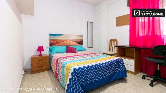 Cómoda habitación en alquiler en un apartamento de 4 dormitorios en Centro - GRANADA