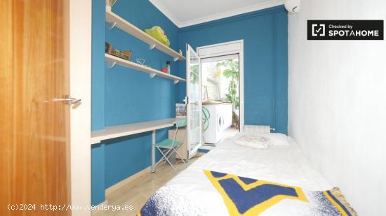 Acogedora habitación en un apartamento de 3 dormitorios en Gracia - BARCELONA