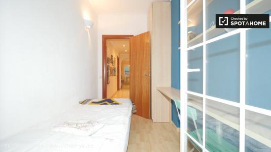 Acogedora habitación en un apartamento de 3 dormitorios en Gracia - BARCELONA