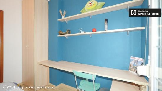 Acogedora habitación en un apartamento de 3 dormitorios en Gracia - BARCELONA