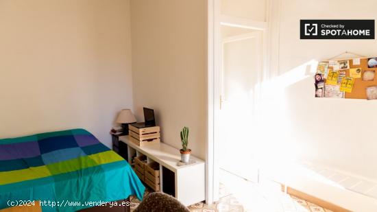 Habitación soleada en apartamento de 2 dormitorios en Poble-sec - BARCELONA