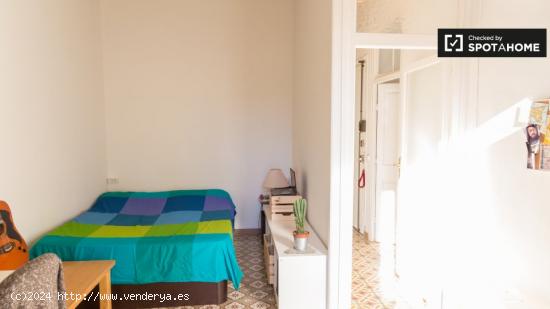 Habitación soleada en apartamento de 2 dormitorios en Poble-sec - BARCELONA