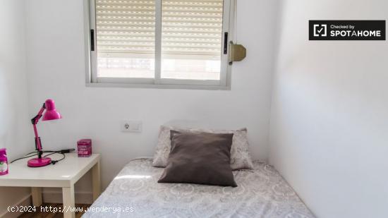 Amplia habitación en apartamento de 5 dormitorios en Algirós - VALENCIA