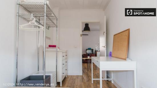 Amplia habitación en apartamento de 5 dormitorios en Algirós - VALENCIA