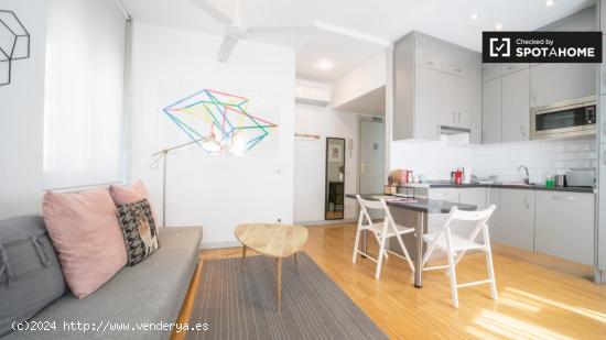 Elegante apartamento de 1 dormitorio con balcón y aire acondicionado en alquiler cerca del metro en