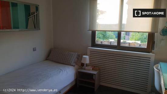 Acogedora habitación en apartamento de 5 dormitorios en El Pardo, Madrid - MADRID