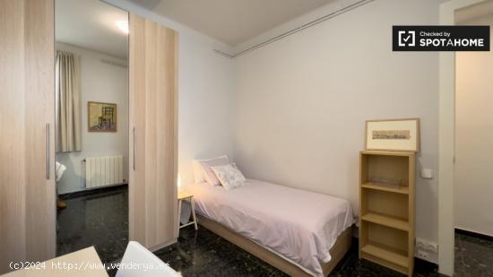 Se alquila habitación en apartamento de 3 dormitorios en Barcelona - BARCELONA