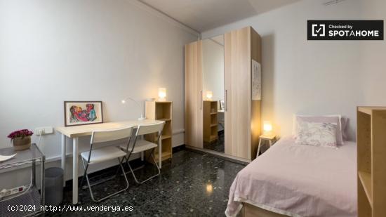 Se alquila habitación en apartamento de 3 dormitorios en Barcelona - BARCELONA