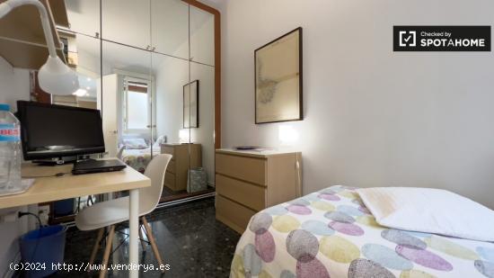 Se alquila habitación en apartamento de 3 dormitorios en Barcelona - BARCELONA