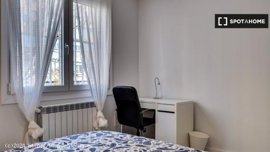 Se alquila habitación en casa de 4 dormitorios en Zaragoza - ZARAGOZA