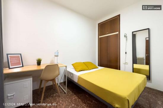 Se alquila habitación en piso de 6 habitaciones en Barcelona - BARCELONA