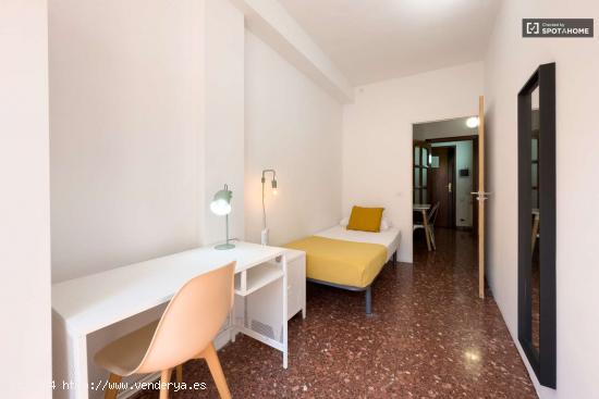  Se alquila habitación en piso de 6 habitaciones en Barcelona - BARCELONA 