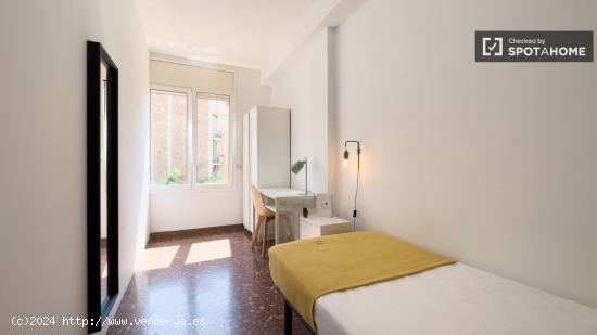 Se alquila habitación en piso de 6 habitaciones en Barcelona - BARCELONA