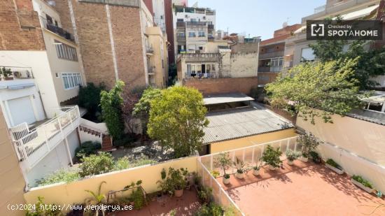 Se alquila habitación en piso de 6 habitaciones en Barcelona - BARCELONA