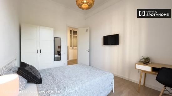 Se alquila habitación en piso de 7 habitaciones en Barcelona - BARCELONA