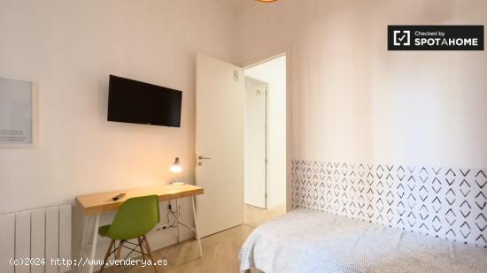 Se alquila habitación en piso de 7 habitaciones en Barcelona - BARCELONA