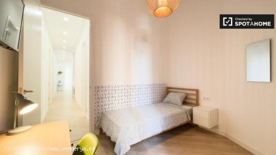 Se alquila habitación en piso de 7 habitaciones en Barcelona - BARCELONA