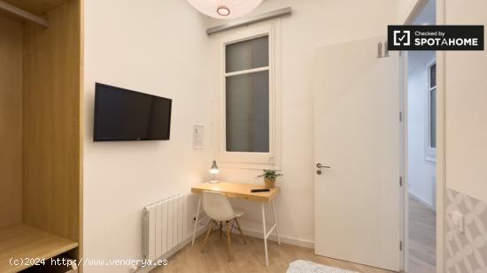 Se alquila habitación en piso de 7 habitaciones en Barcelona - BARCELONA