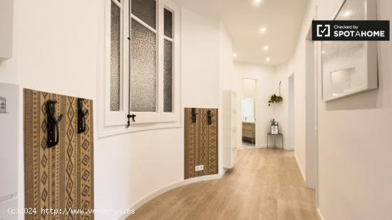 Se alquila habitación en piso de 7 habitaciones en Barcelona - BARCELONA