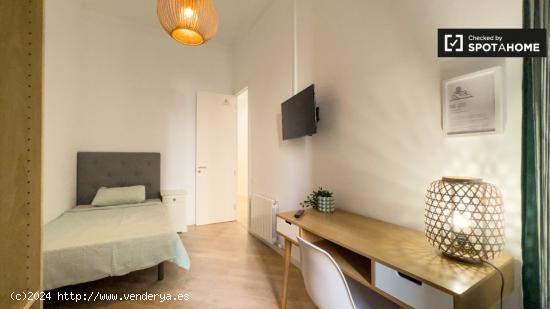 Se alquila habitación en piso de 7 habitaciones en Barcelona - BARCELONA