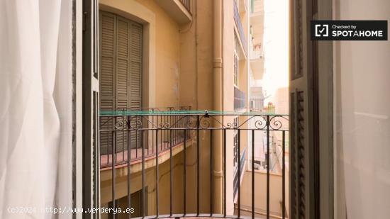 Se alquila habitación en piso de 7 habitaciones en Barcelona - BARCELONA