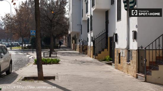 Piso de 4 dormitorios en alquiler en Barriada De La Paz, Granada - GRANADA