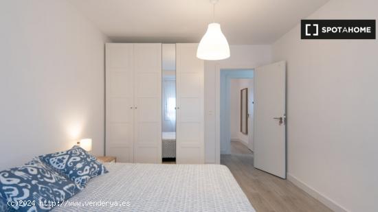 Se alquila habitación en piso de 4 dormitorios en Zaragoza - ZARAGOZA