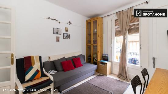 Se alquilan habitaciones en un apartamento de 3 dormitorios en Ciutat Vella - BARCELONA