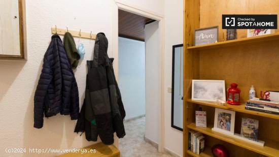 Se alquilan habitaciones en un apartamento de 3 dormitorios en Ciutat Vella - BARCELONA