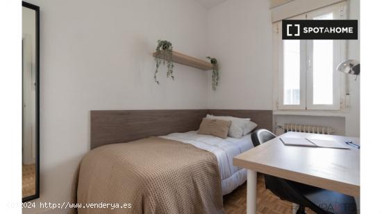 ¡Habitaciones en alquiler en un apartamento de 6 habitaciones en Madrid! - MADRID