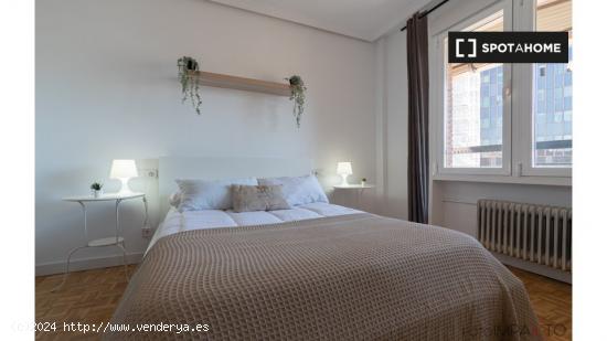 ¡Habitaciones en alquiler en un apartamento de 6 habitaciones en Madrid! - MADRID