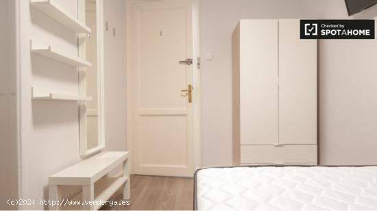 Se alquilan habitaciones para mujeres en piso de 5 habitaciones en Goya - MADRID