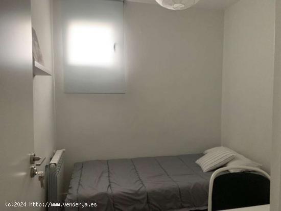 Se alquilan habitaciones para mujeres en piso de 5 habitaciones en Justicia - MADRID 