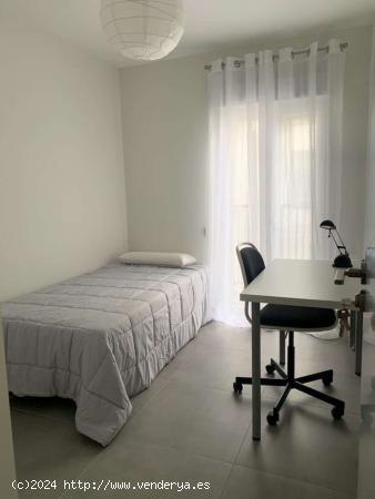 Se alquilan habitaciones para mujeres en piso de 5 habitaciones en Justicia - MADRID 