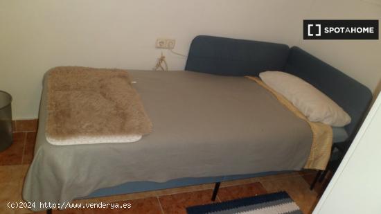 Se alquila habitación en piso de 3 dormitorios en Burjassot, Valencia - VALENCIA