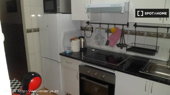 Se alquila habitación en piso de 3 dormitorios en Burjassot, Valencia - VALENCIA