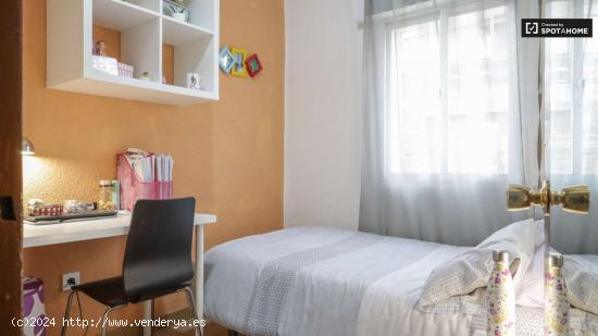 Se alquila habitación en piso de 4 habitaciones en Opañel, Madrid - MADRID
