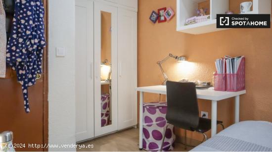 Se alquila habitación en piso de 4 habitaciones en Opañel, Madrid - MADRID
