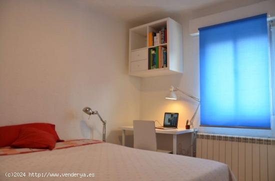  Se alquila habitación en piso de 4 habitaciones en Opañel, Madrid - MADRID 