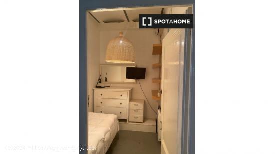 Se alquila habitación en apartamento de 2 dormitorios en Barcelona - BARCELONA