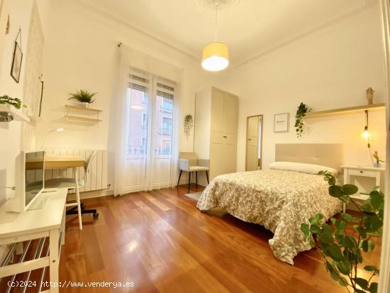  Preciosa habitación en alquiler en piso de 5 habitaciones en Abando - VIZCAYA 