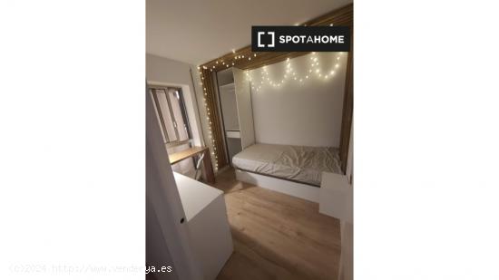 Habitación en piso compartido en barcelona. - BARCELONA